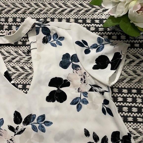 NWOT Graphic Flower Choker Neck Tee - Picture 3 of 8